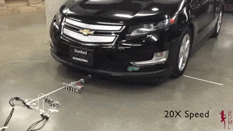 Ezen a videón 6 darab 17 grammos robot elhúz egy majdnem 2 tonnás autót
