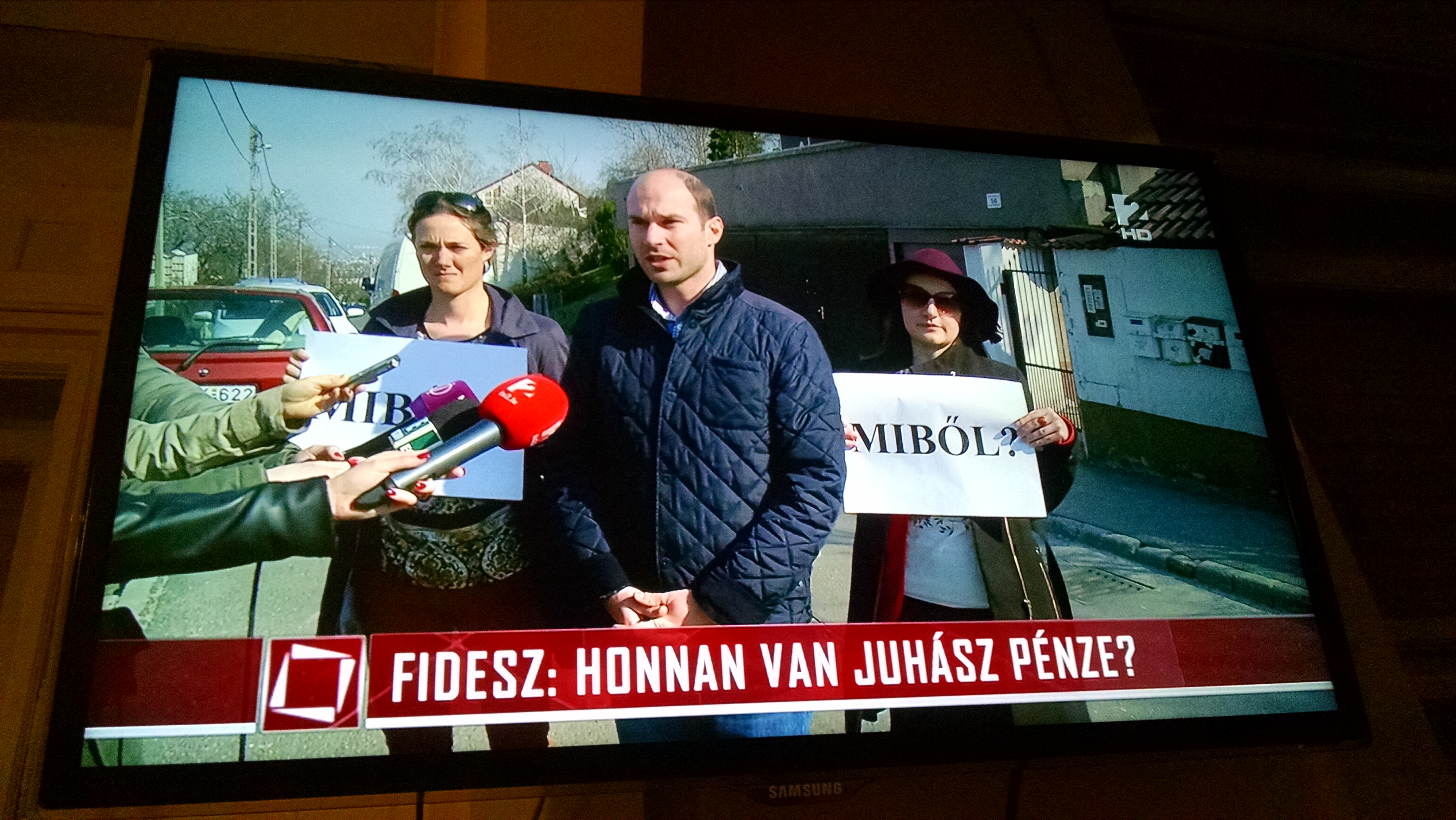 "MIBŐL?"-táblás Fidesz-aktivistákkal ekézte Juhászt a TV2