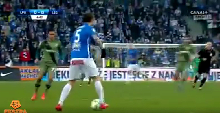 Egy magyar válogatott védő megpróbálja előrevágni a labdát. Ami ezután történik, attól elsírod magad, majd veszel egy örökbérletet Felcsútra