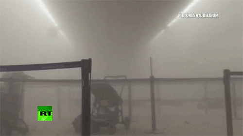 Közvetlenül a robbanások után készült drámai videó a brüsszeli repülőtéren
