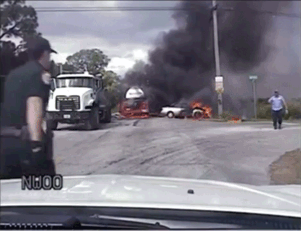 Lángoló autóba szorult nőt mentett meg a rendőr