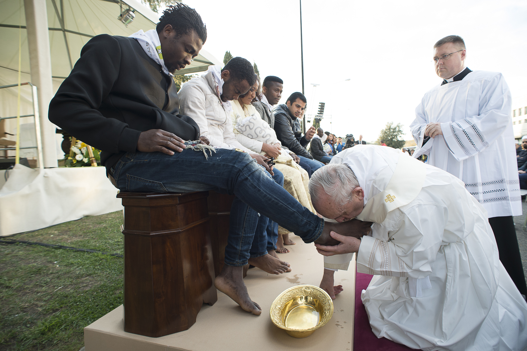 Menekültek lábát csókolta meg a Pápa