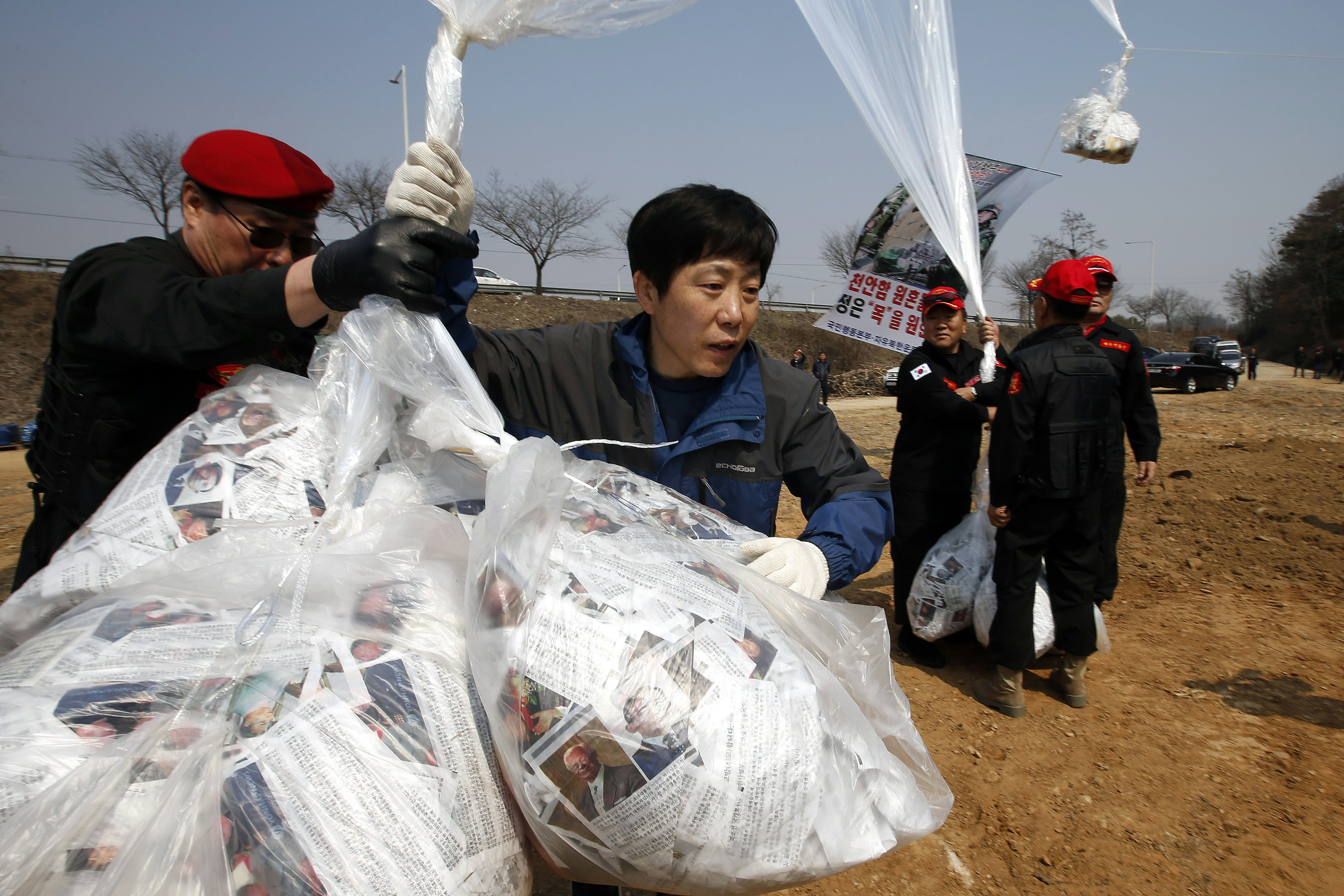 Légballonnal küldtek röplapokat Észak-Koreába