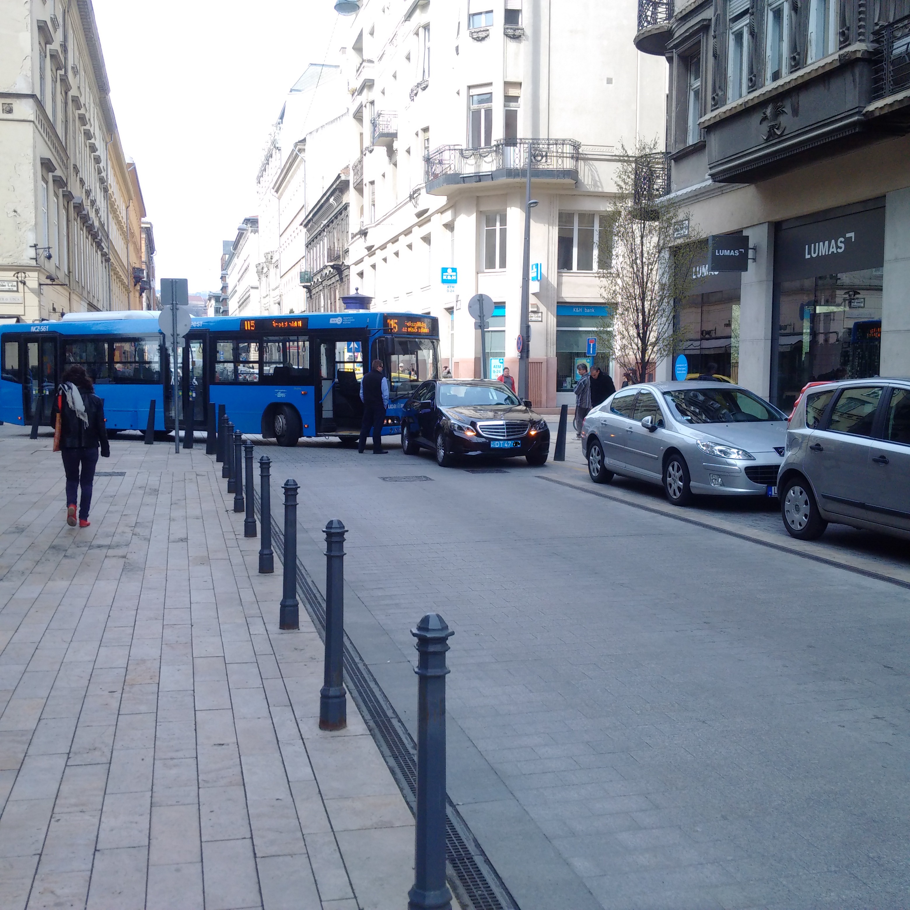 Diplomata-rendszámos Mercedes miatt akadt el a 115-ös busz a Belvárosban