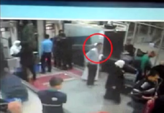 Alaposan átvizsgálták az egyiptomi gépeltérítőt, de nem vették észre a kamu robbantómellényét
