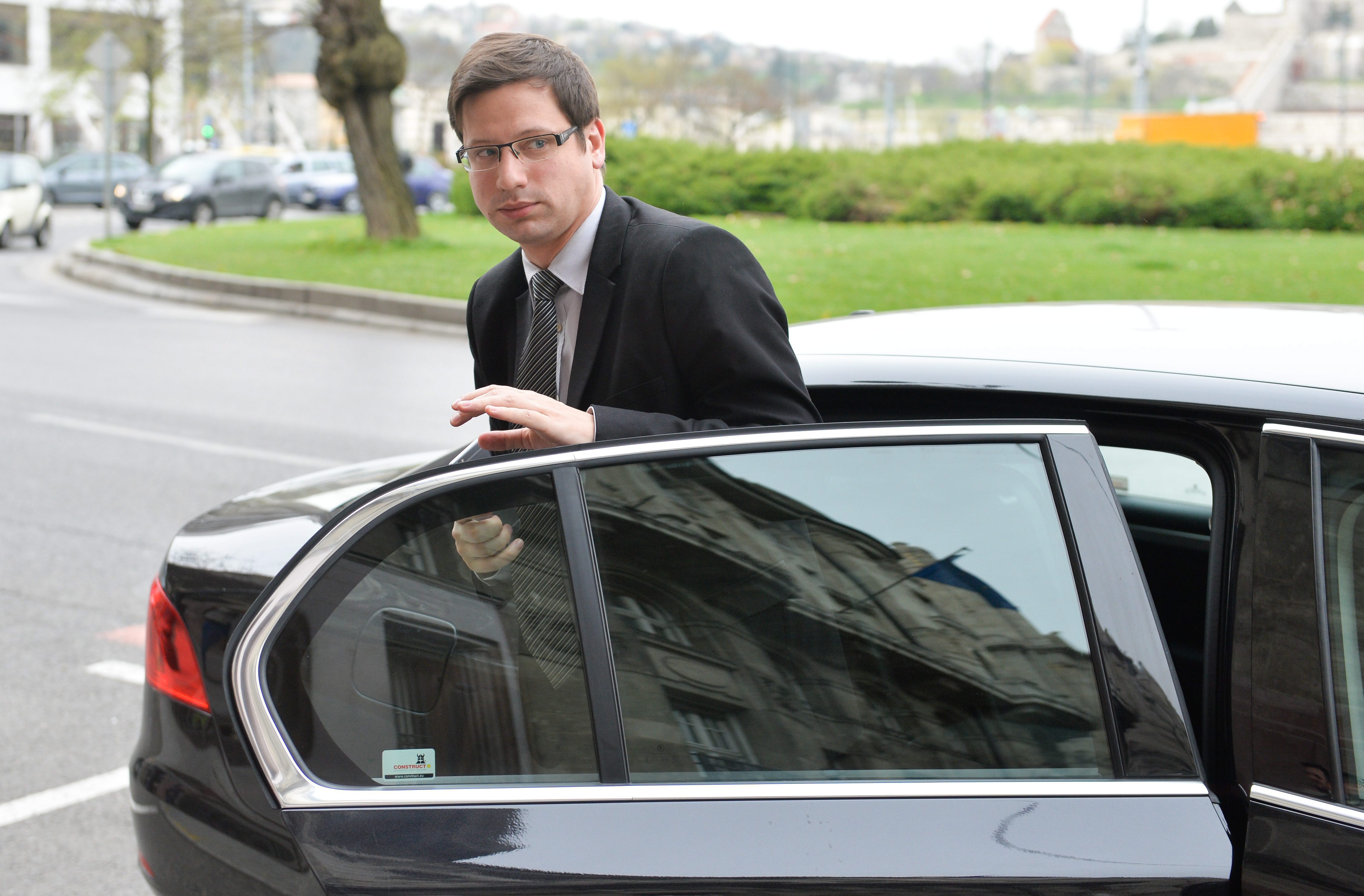 Taxival ütközött Gulyás Gergely miniszteri autója