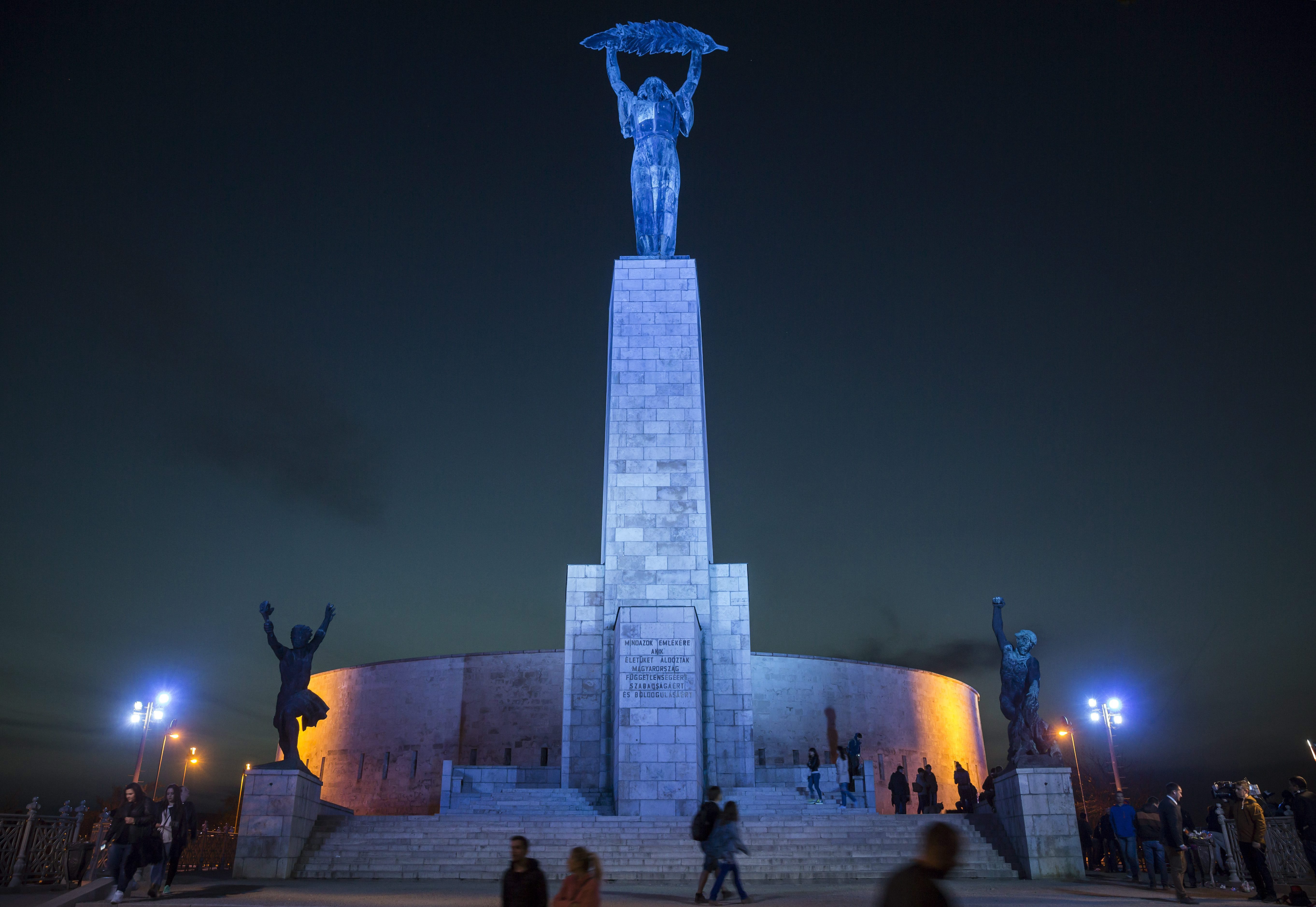 Kékkel világítják meg a Szabadság-szobrot
