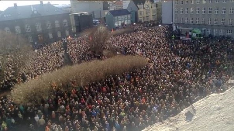 Tömegek tüntettek az offshore-ozó izlandi miniszterelnök ellen