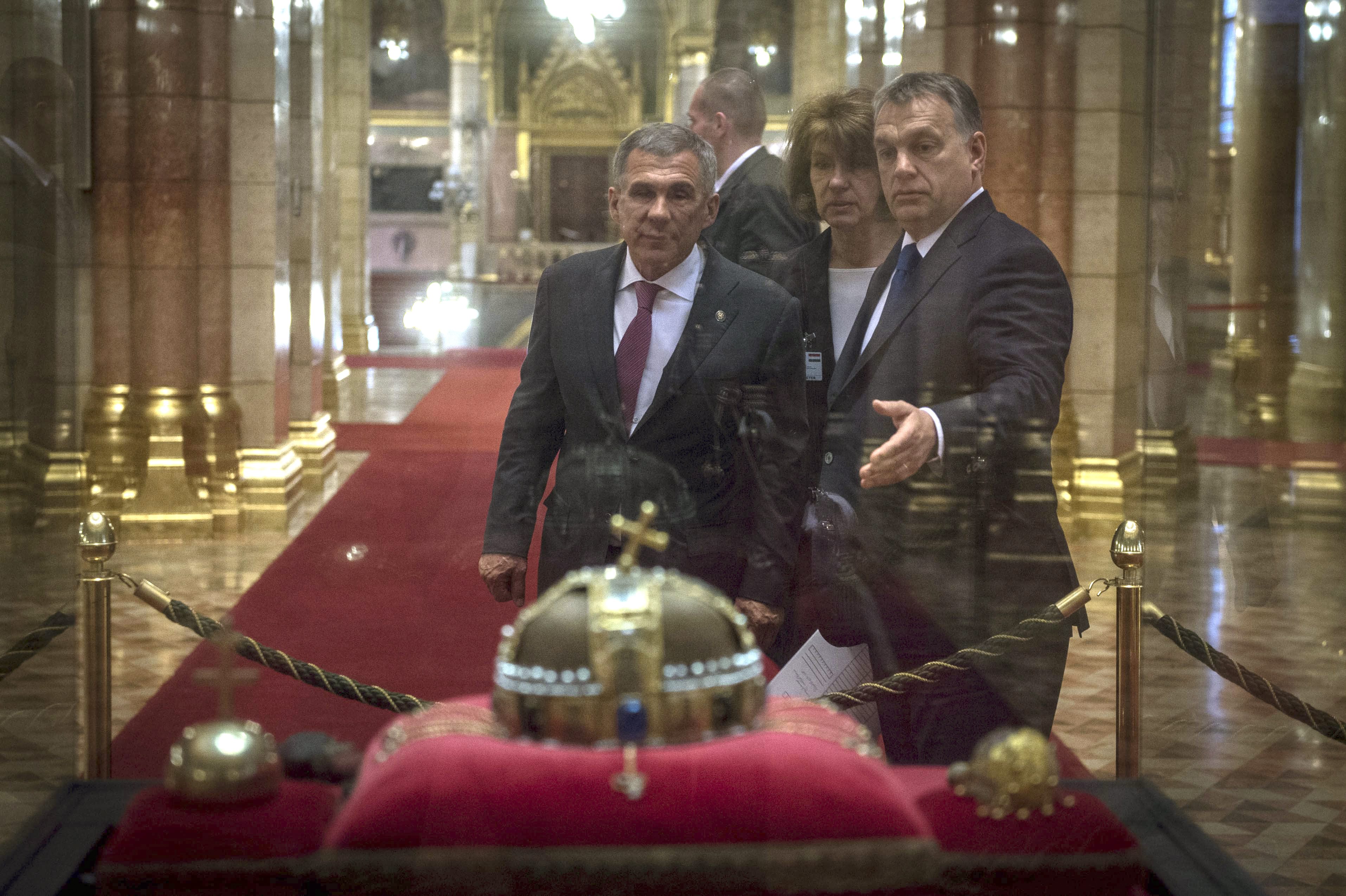 Orbán megmutatta a tatár elnöknek a Habony-féle Vitrint