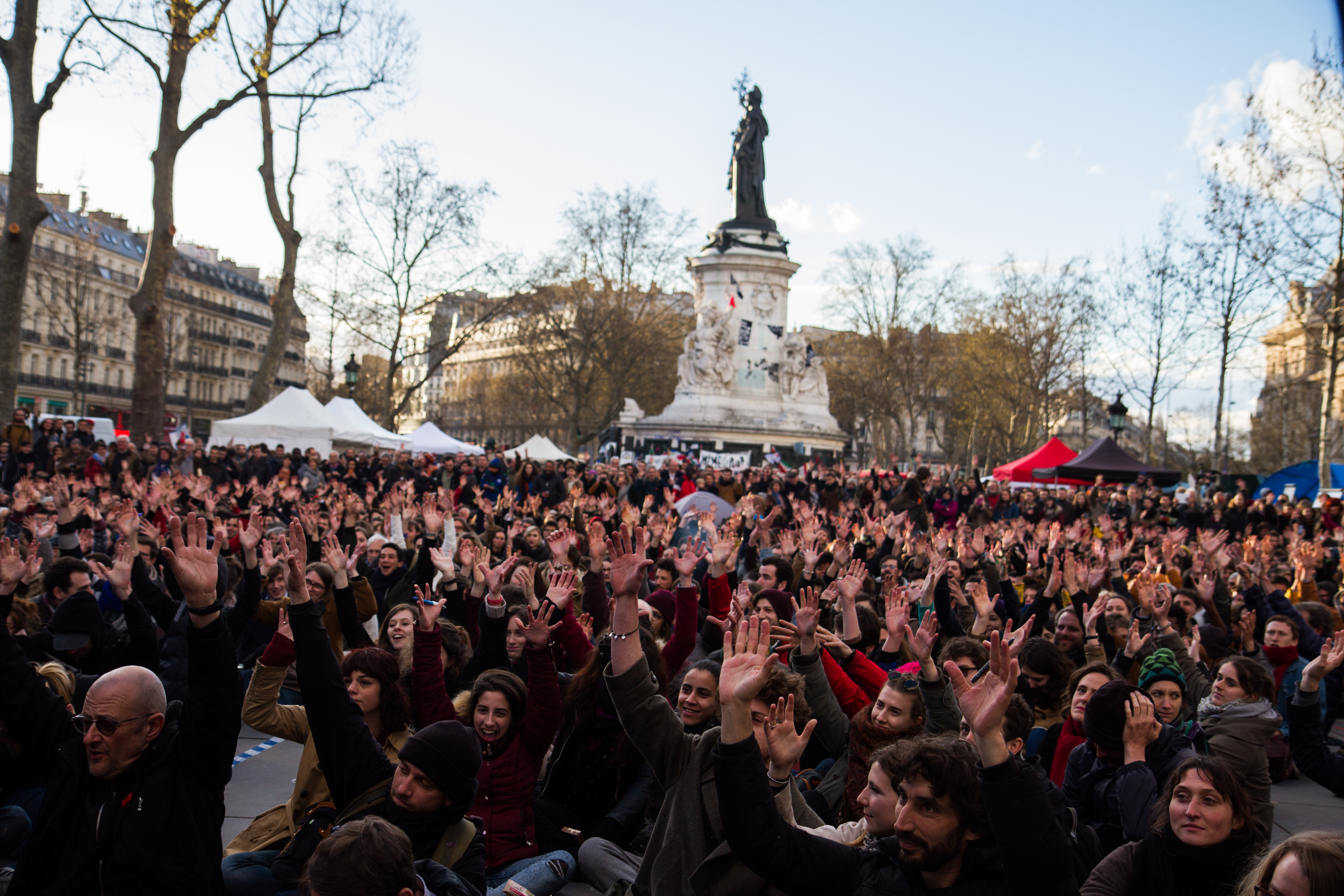 Minden este ezer fiatal tüntet Párizsban, követelések nélkül