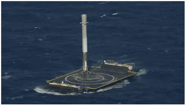 Sikeresen landolt a SpaceX rakétája egy mozgó drónhajón
