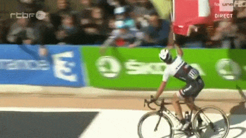 Fabian Cancellara egy esés miatt nem nyerhetett, de azért becsülettel letekerte a Paris-Roubaix-t, hogy aztán a tiszteletkörben is elessen