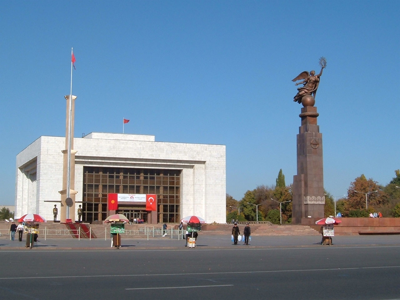 Lemondott a kirgiz miniszterelnök, mert korrupcióval vádolták a kormányát