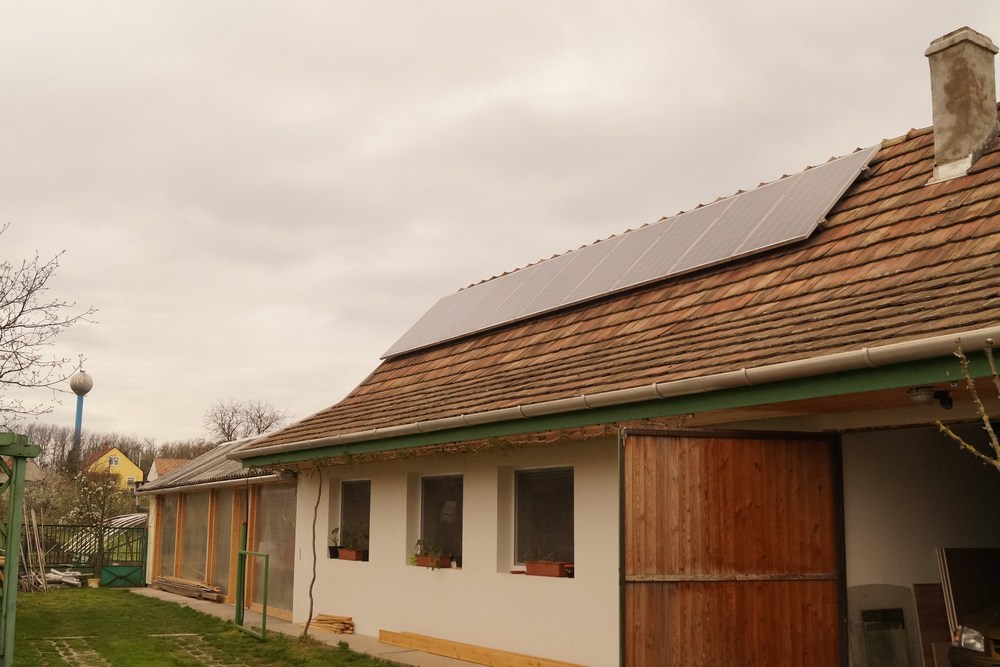 A ház hátsó melléképületére került a kilenc panel, összesen kb. 2,2 kWp csúcsteljesítménnyel (ez az érték a laboratóriumi körülmények között elérhető maximuma a paneleknek)