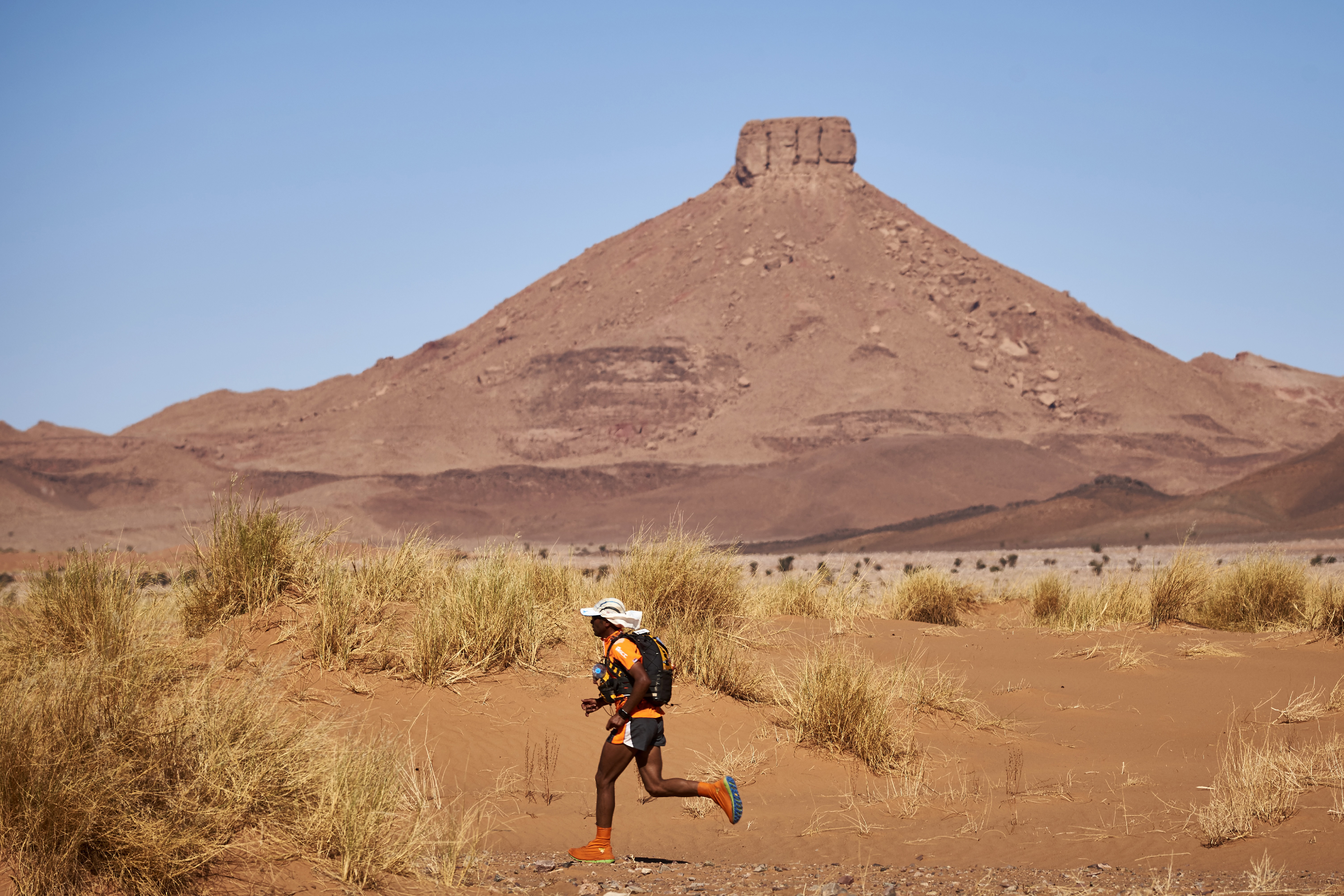Emberek, akik a sivatagban futnak le 257 kilométert