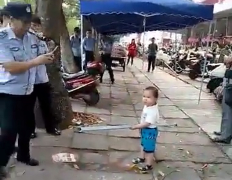 Egy kínai óvodás vascsővel ment neki a rendőröknek, akik a nagymamáját zaklatták