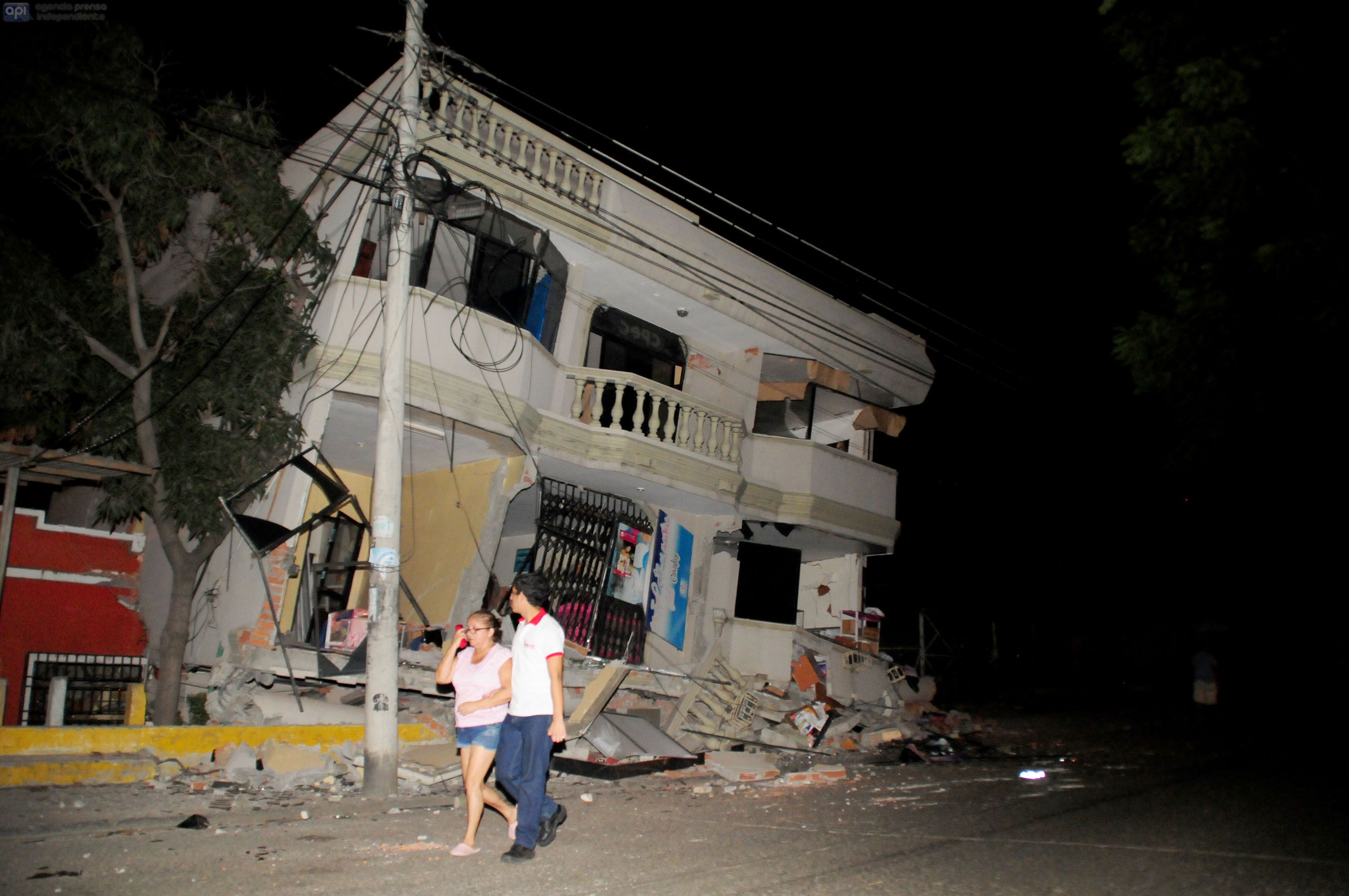 Egy megrongálódott ház az ecuadori Guayaquilben 2016. április 16-án, az ország nyugati partvidékét megrázó 7,8-as erősségű földrengés után.