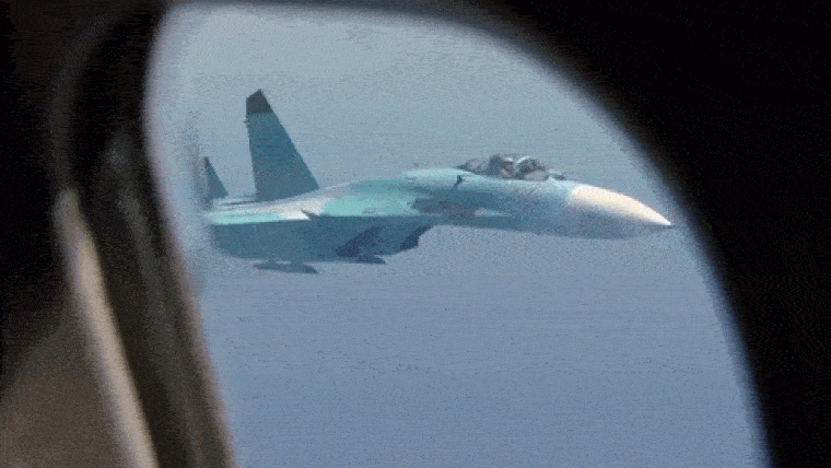 Az oroszok szerint minden előírásnak megfelel, hogy a vadászgépeik nemzetközi légtérben rárepülnek más gépekre