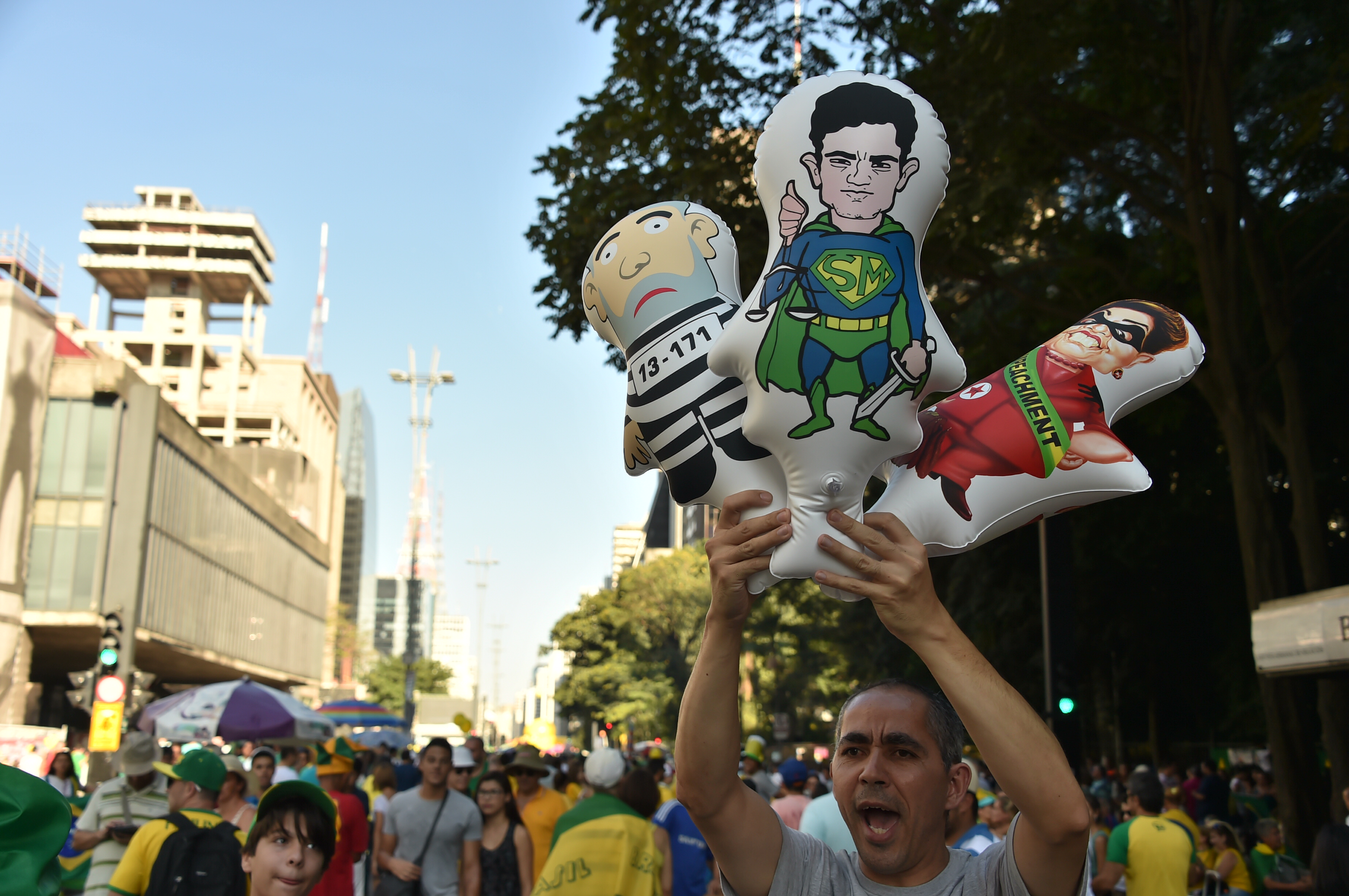 Feszülten várja Brazília, hogy indul-e bizalmatlansági eljárás az elnökük ellen