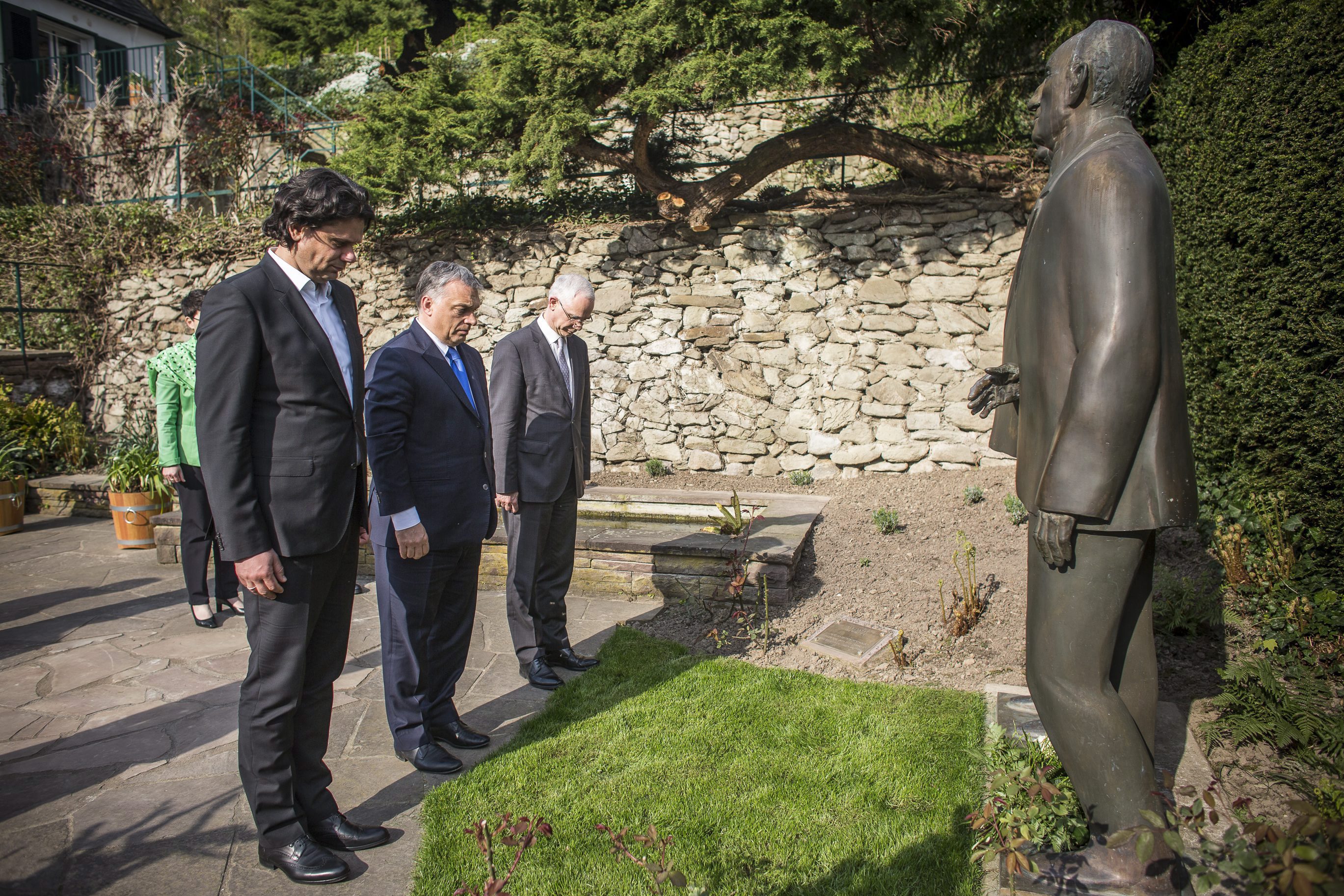 Orbán, Balog és Deutsch fejet hajtott Adenauer szobra előtt