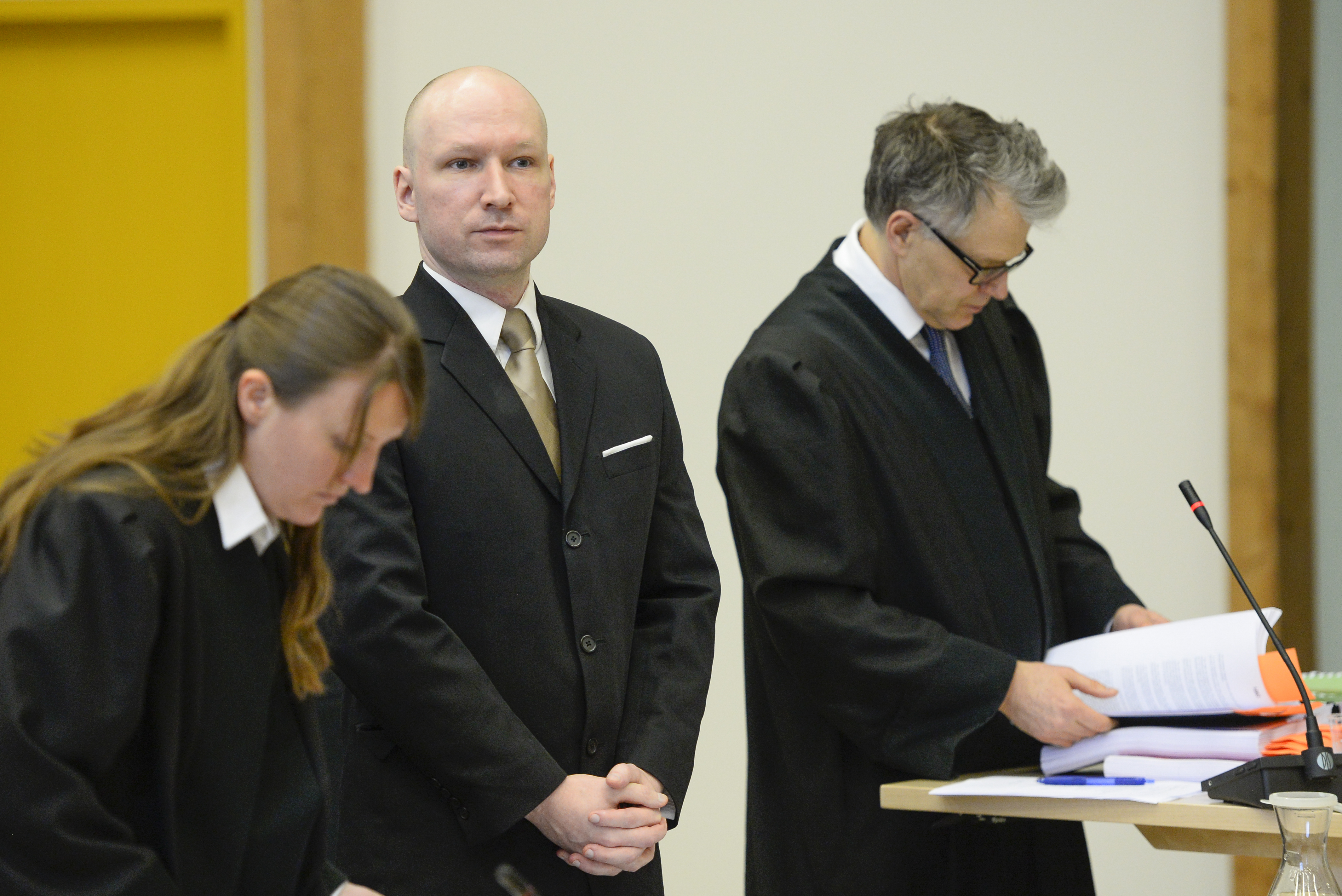 Anders Behring Breivik a bíróság előtt Skienben 2016. március 15-én.