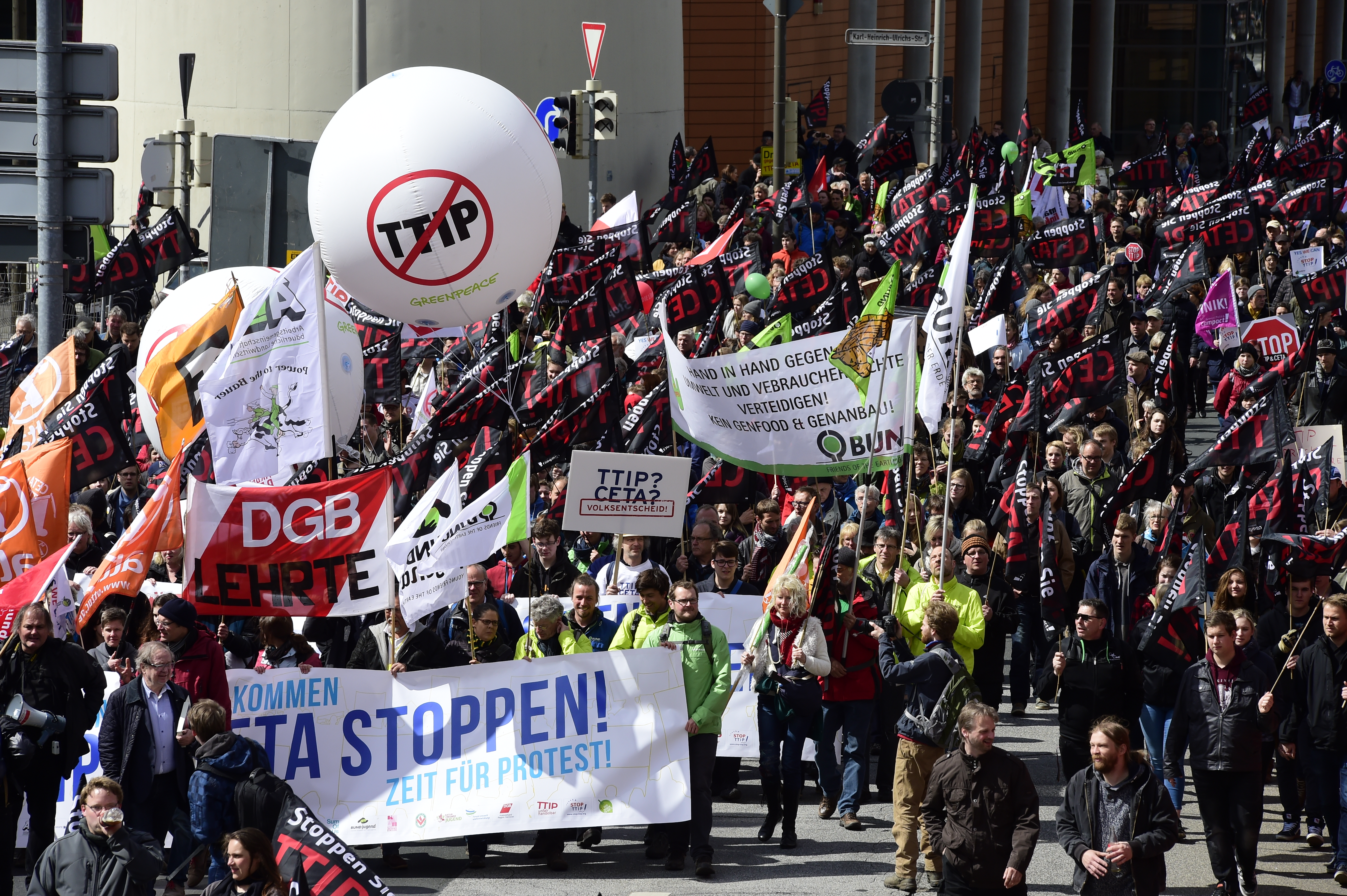 Tízezrek tüntettek Hannoverben a TTIP ellen