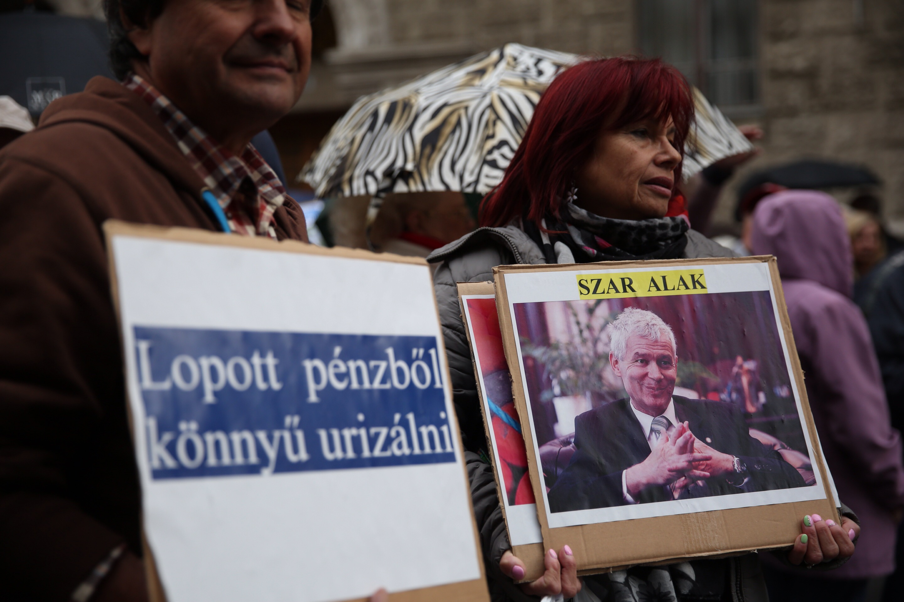 "Amíg Orbán hatalmon van, mindig lesznek Tarsoly Csabák" - börtönbe küldenék Polt Pétert a dühös tüntetők