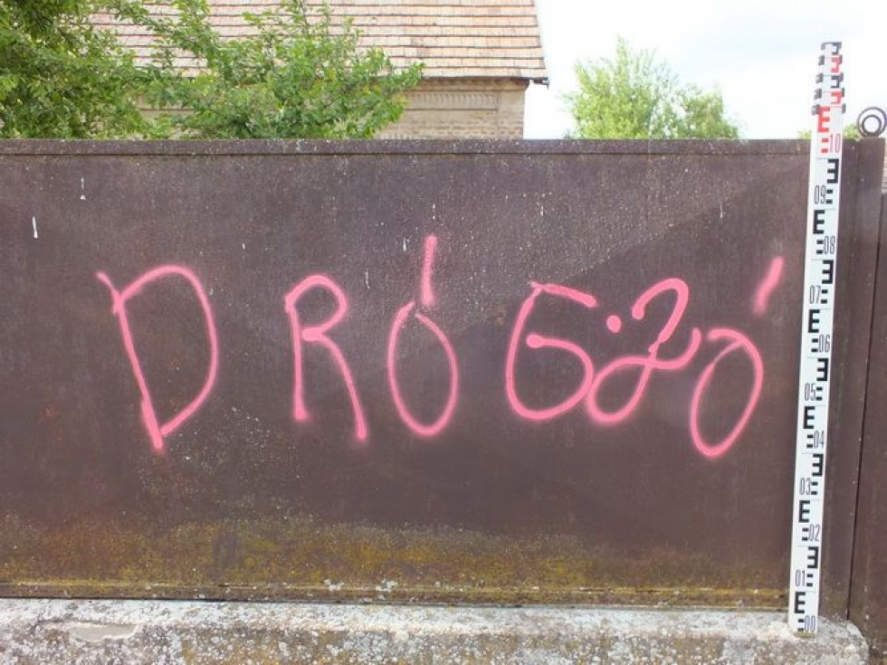 Durva szövegeket fújt a falra rózsaszín festékkel két fiú Döbröközön