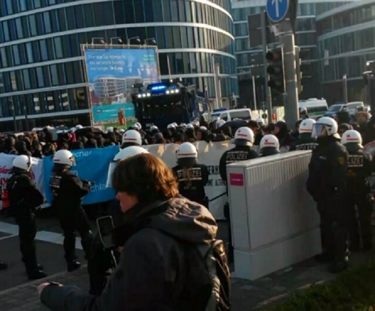 400 embert tartóztattak le Stuttgartban, miután menekültbarát baloldali tüntetők összecsaptak a rendőrökkel