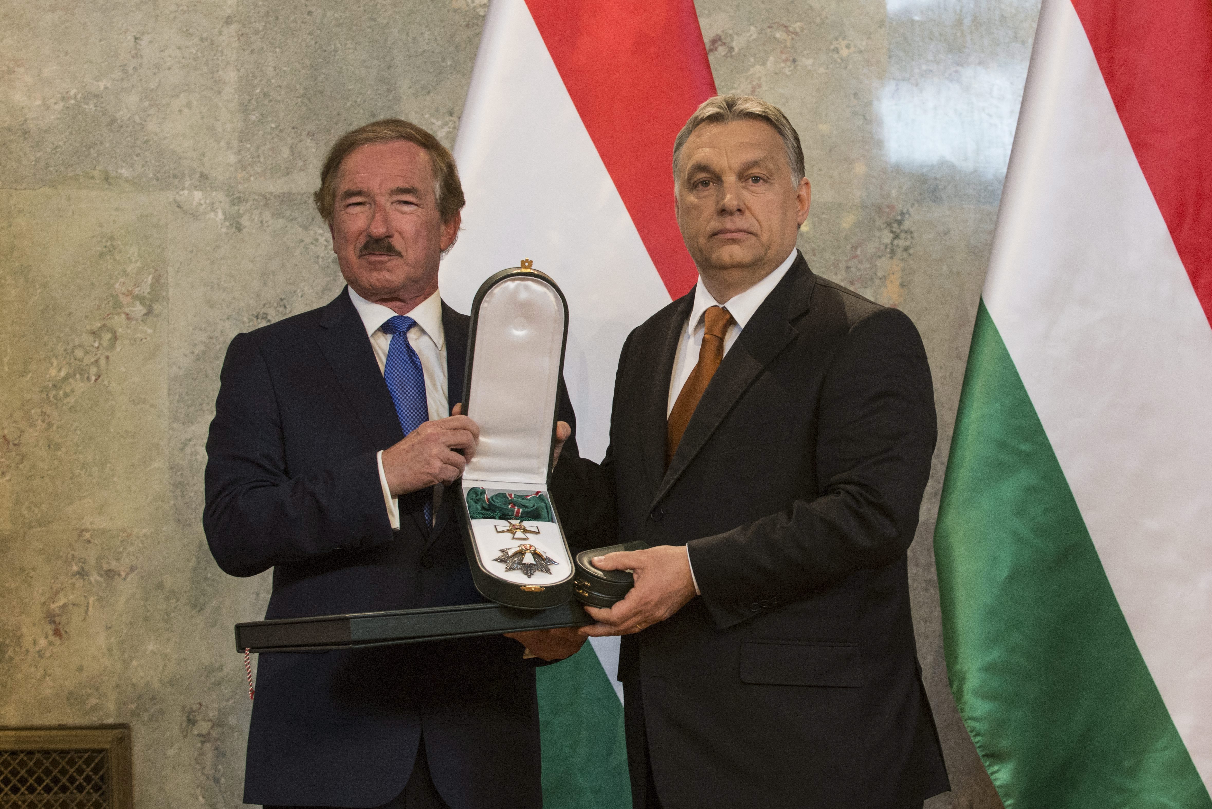 Kitüntetés átadással vigasztalódott Orbán