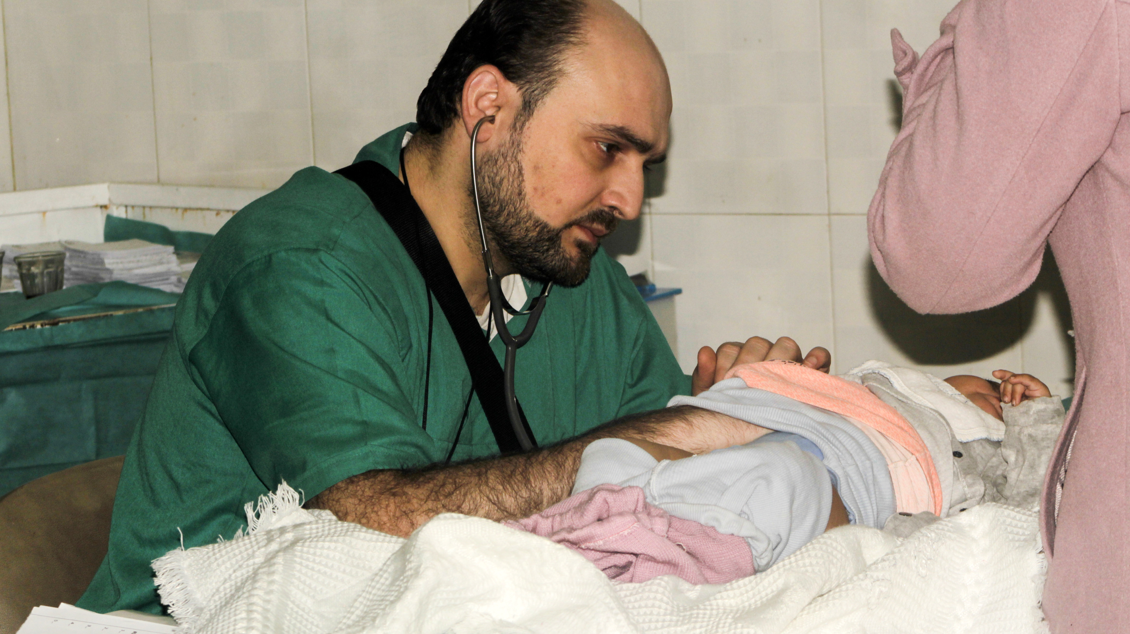 Légicsapásban meghalt Aleppo egyik utolsó gyermekorvosa
