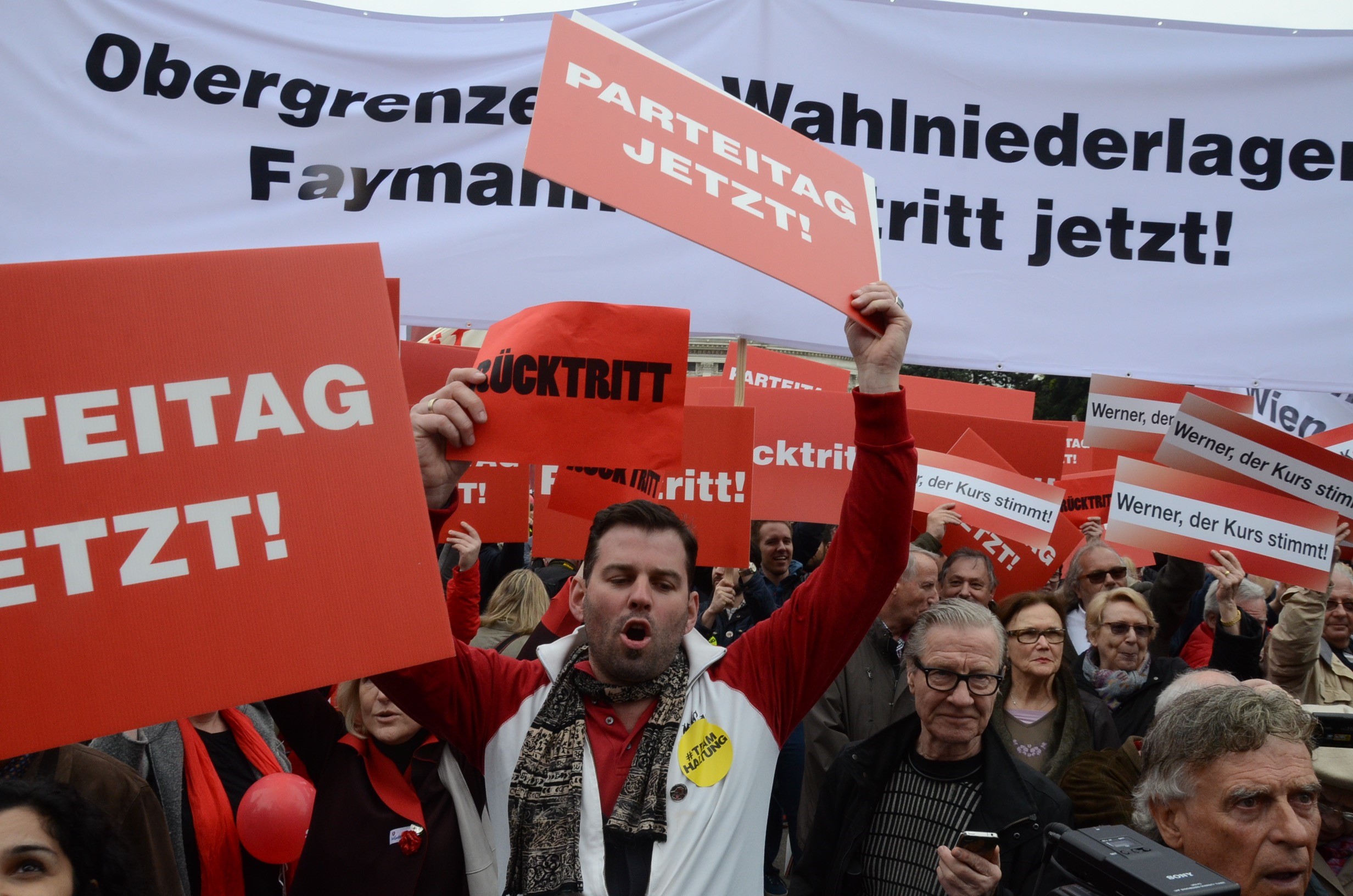 Kifütyülték az osztrák kancellárt saját pártjának majálisán