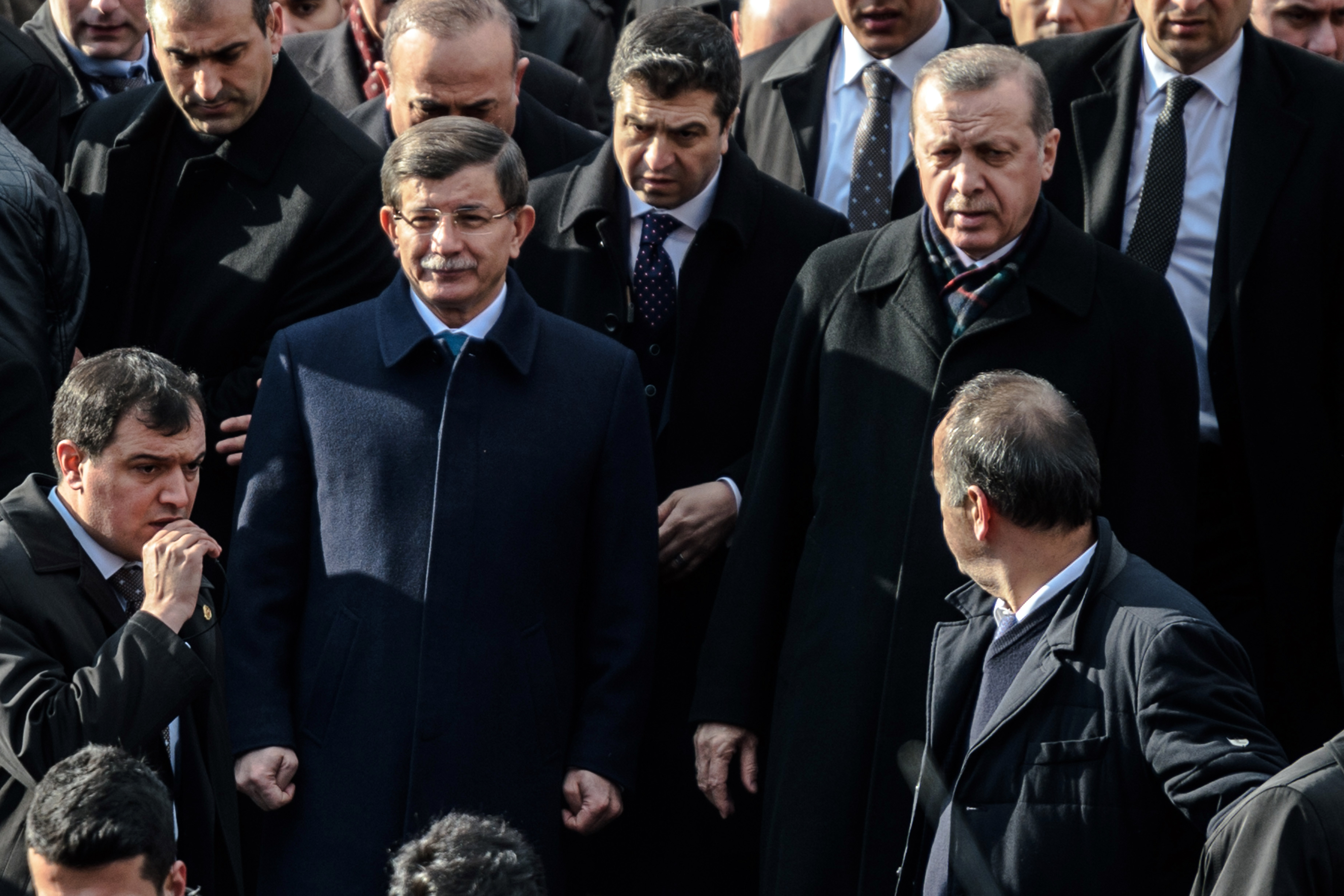 Távozik a török miniszterelnök, mert összetűzésbe került Erdogánnal