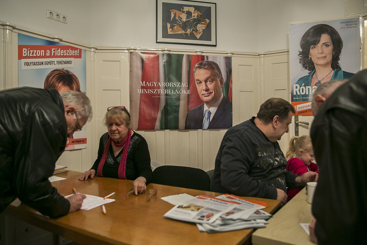 Egy Kubatov Gáborról szóló eseményhez méltó regisztráció a bejáratnál (Fotók: Botos Tamás)