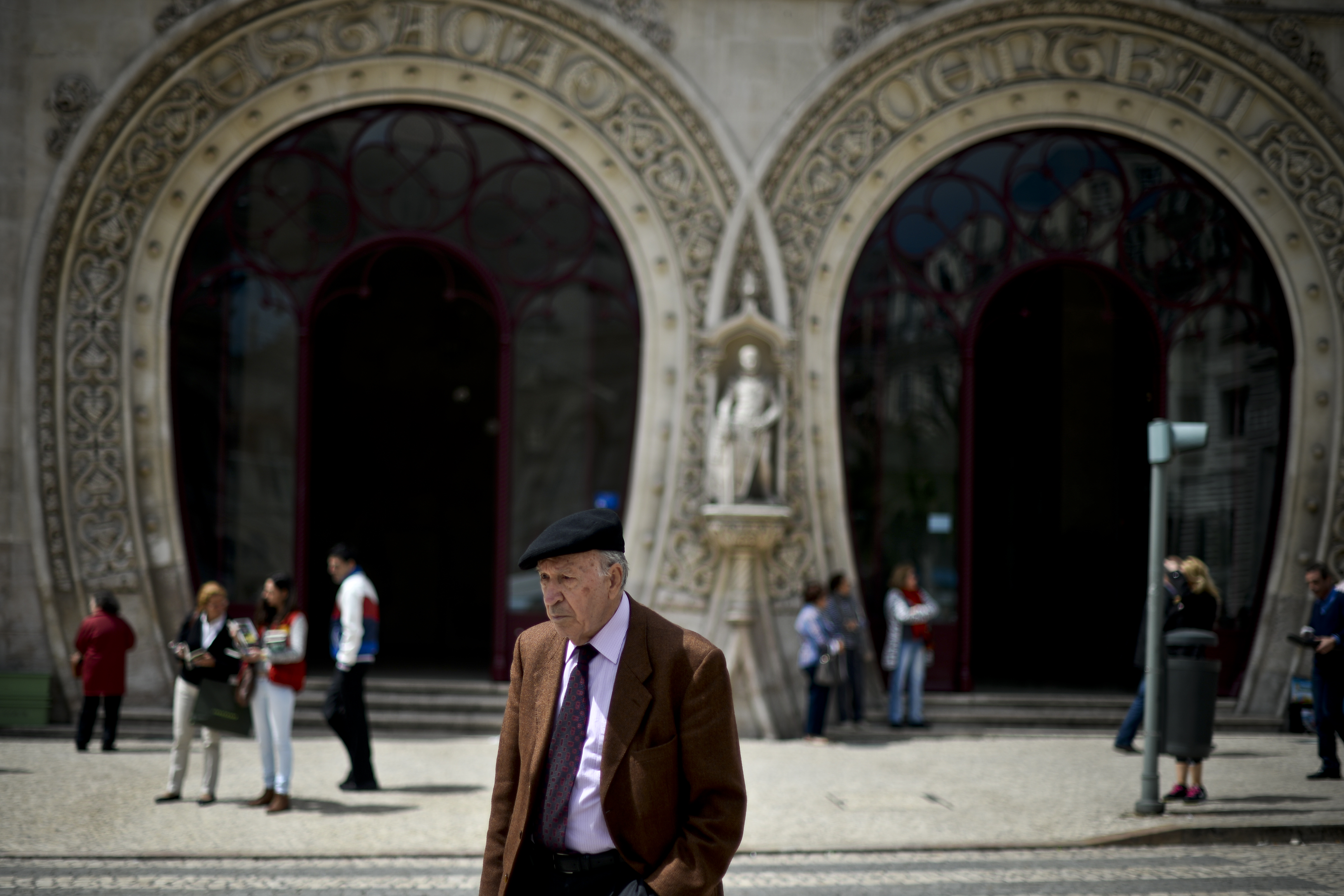 Magára rántotta Óhajtott Sebestyén szobrát egy idióta turista Lisszabonban