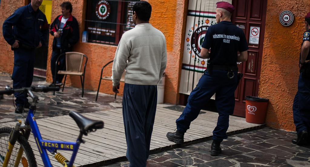 Szájbaveréssel fenyegetik a menekülteket a körmendi rendőrök