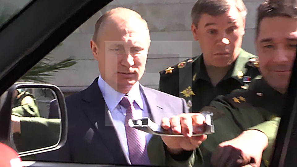 Putyin megtekintett volna egy fegyverekkel megpakolt UAZ dzsipet, de leesett a kilincs