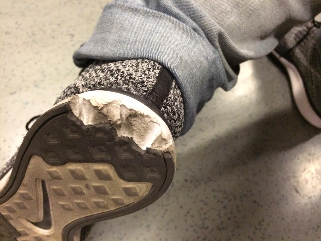 Kifizette a BKK a cipő árát, amit a metró mozgólépcsője tett tönkre