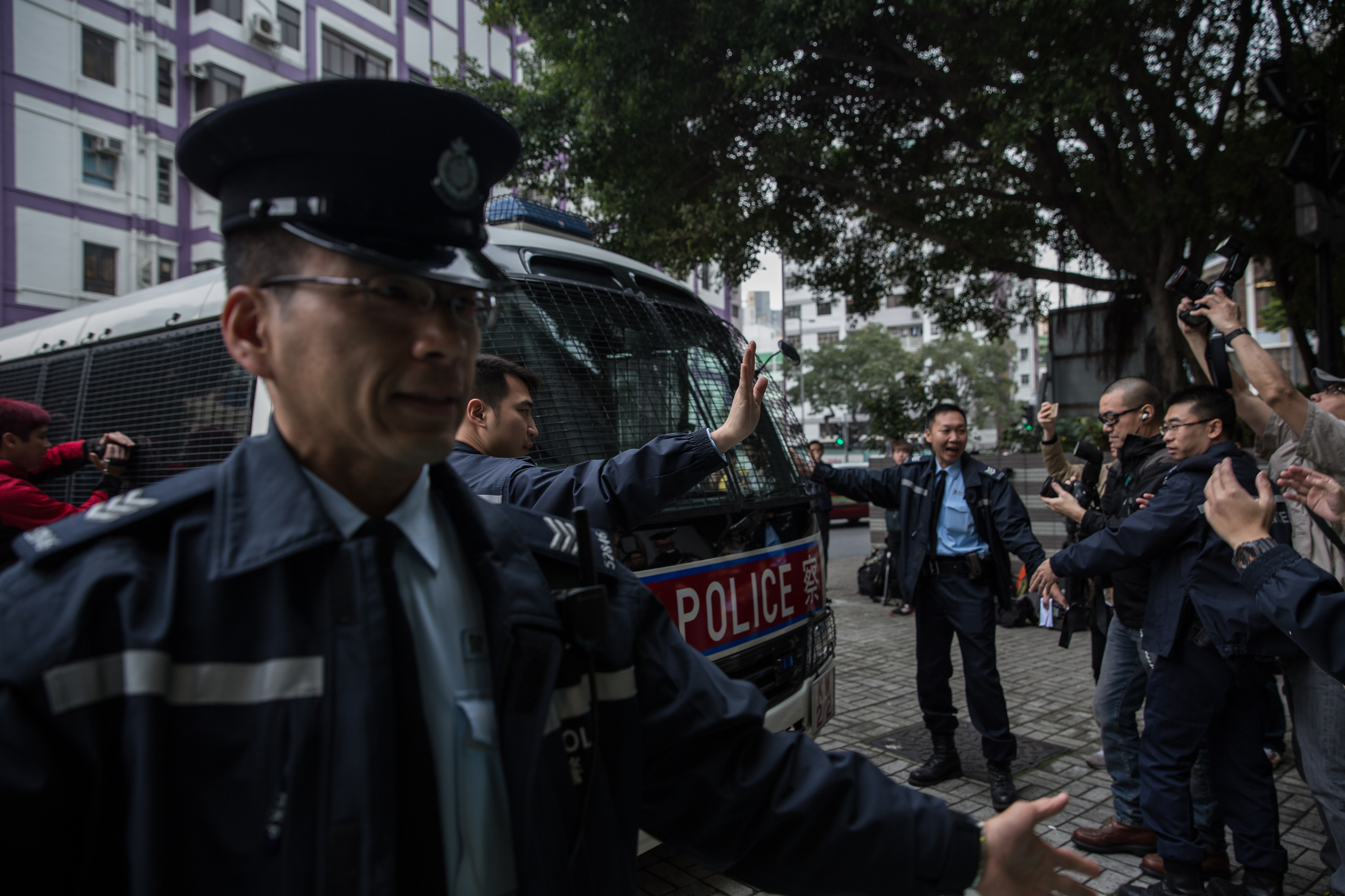 Hongkongba látogat egy nagyon magas rangú kínai, ezért most gondosan leragasztják az összes utcakövet