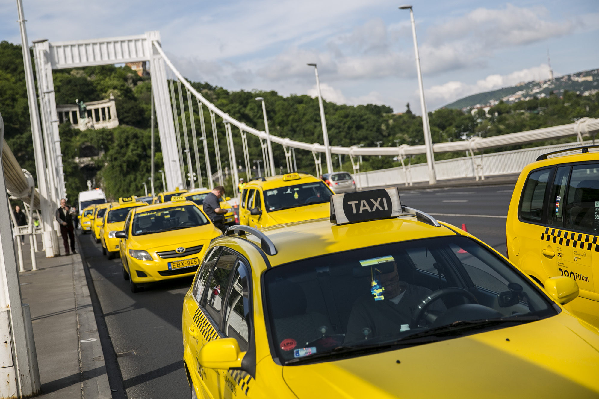 A taxisok szerint a lakosság érdeke, hogy ők olcsóbban tankolhassanak