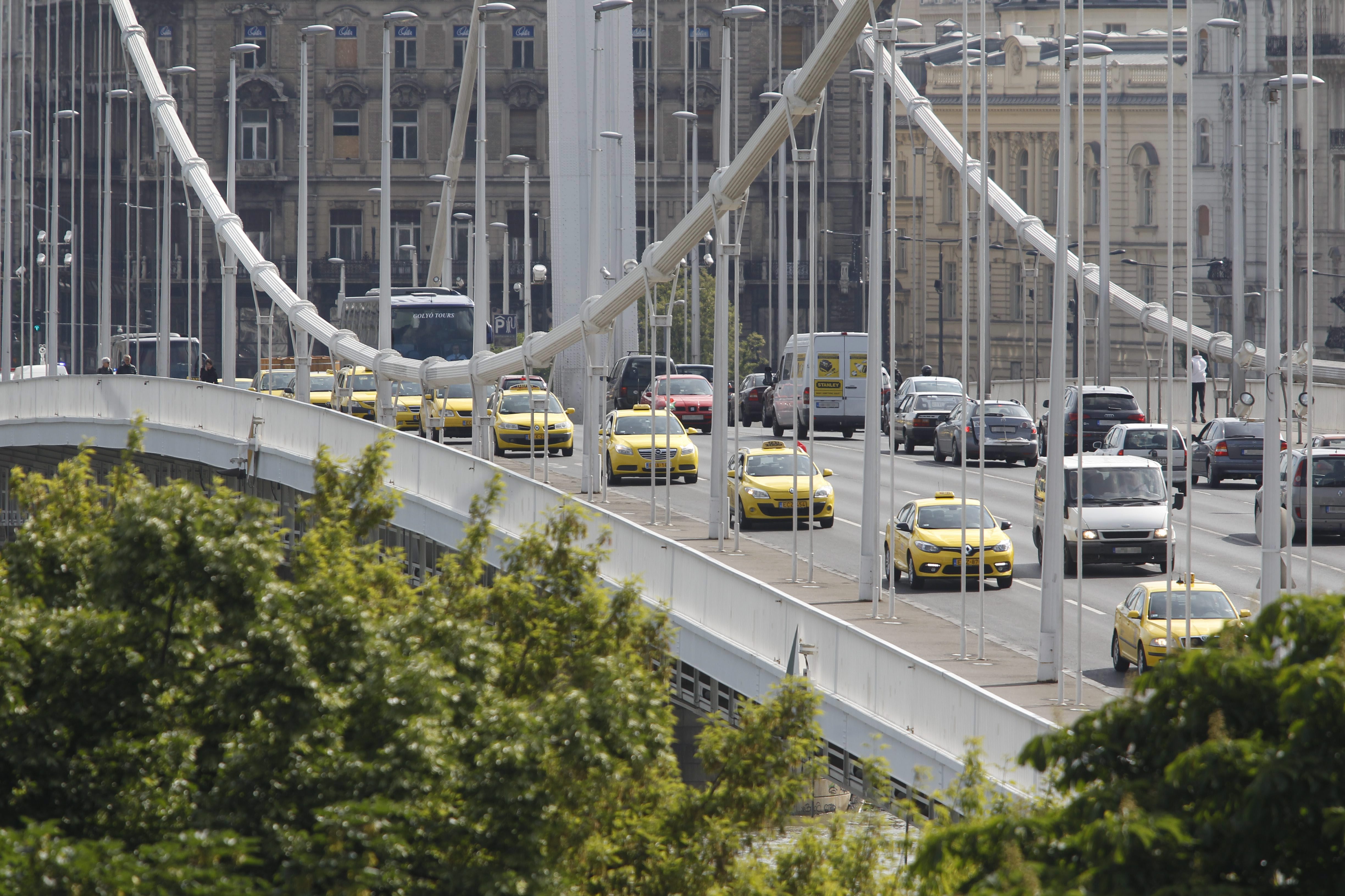 Levonultak a taxisok az Erzsébet hídról