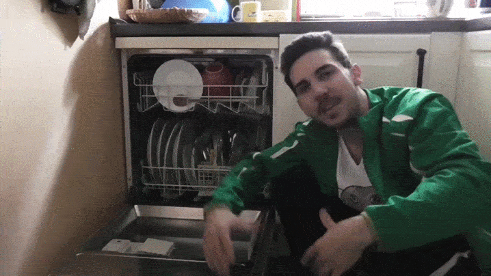 Egy gondolatébresztő dal a mai fiatalokról: Kipakolom a mosogatógépet