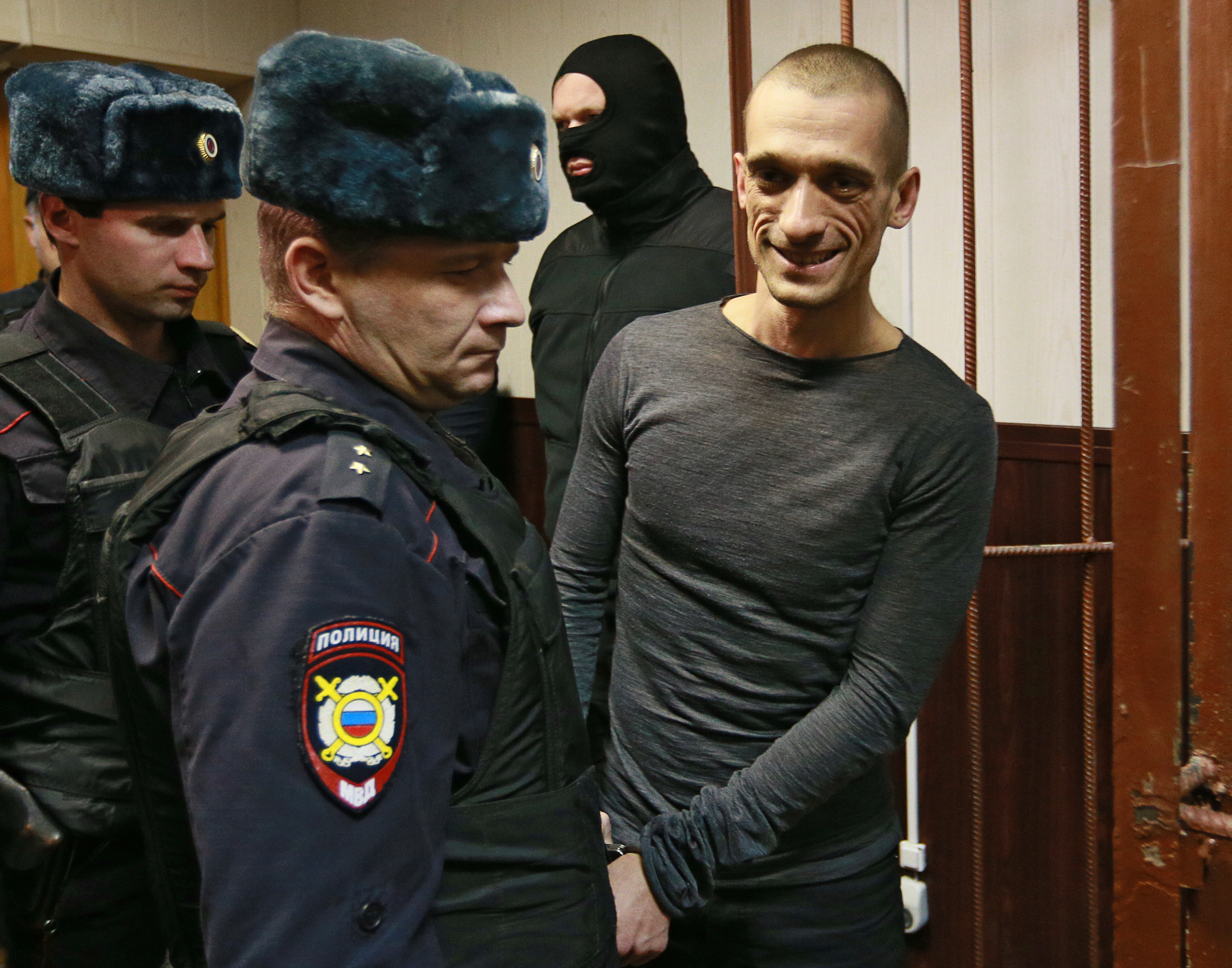 Összeverték a börtönőrei az orosz művészt, akit azért ítéltek el, mert felgyújtotta az FSZB-központ egyik ajtaját