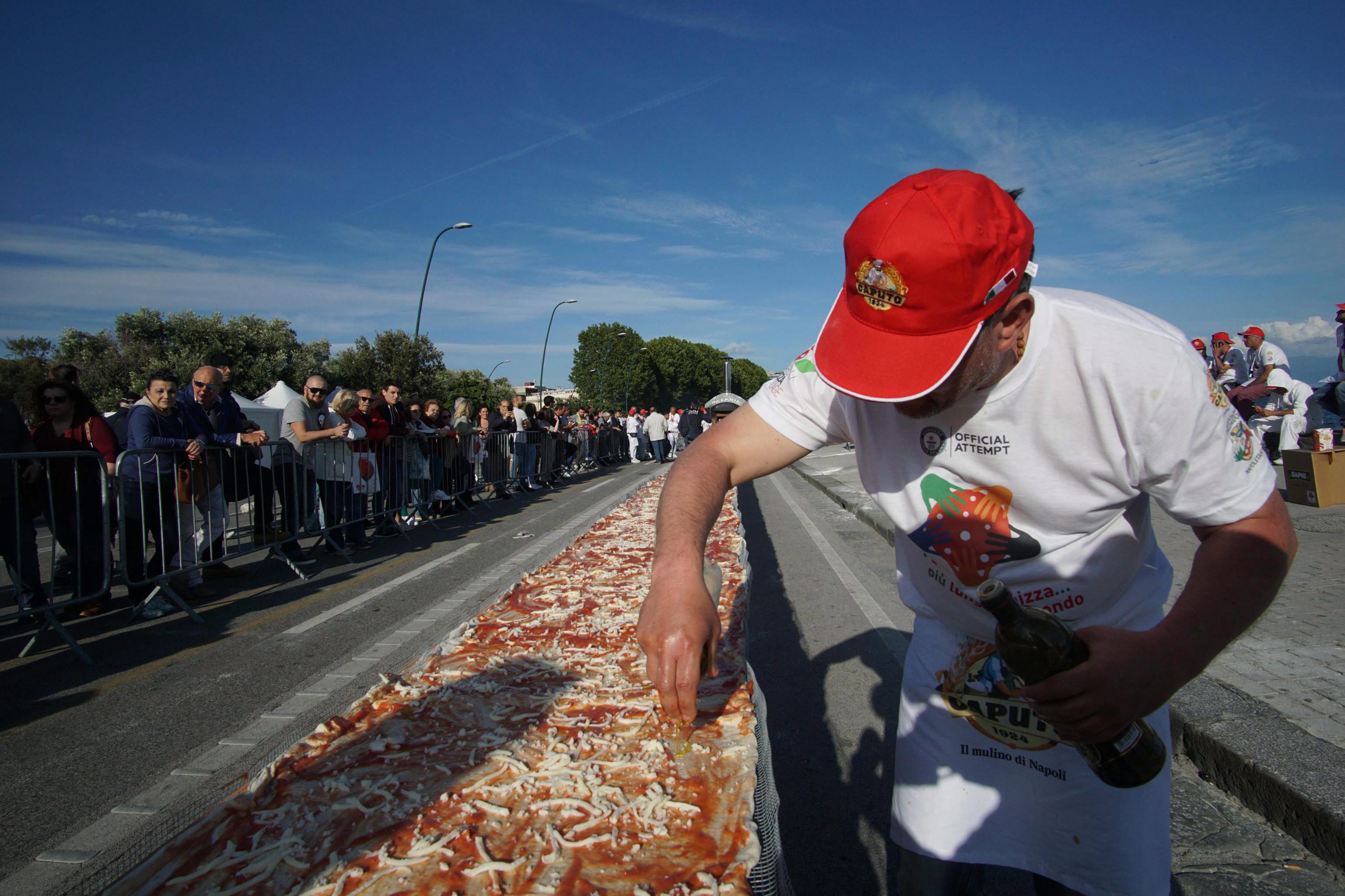 Ok, jól néz ki a két kilométer hosszú margherita pizza Nápolyban, de vajon hol sütötték meg?