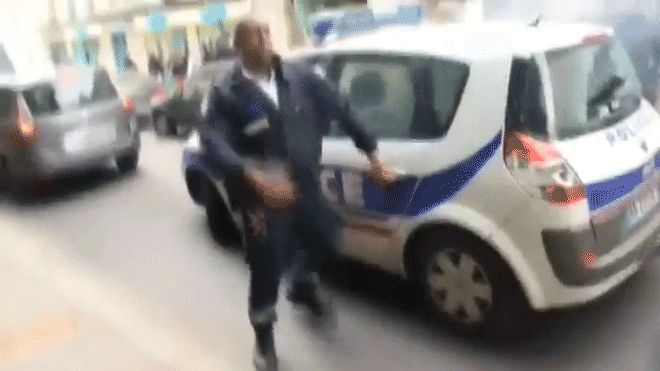 Így reagál a francia rendőr, amikor rágyújtják az autót és fémcsővel ütik