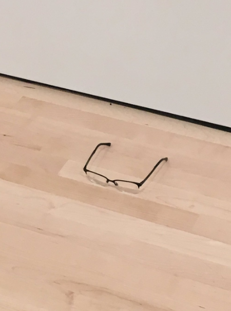 A hét műtárgya: Szemüveg a padlón