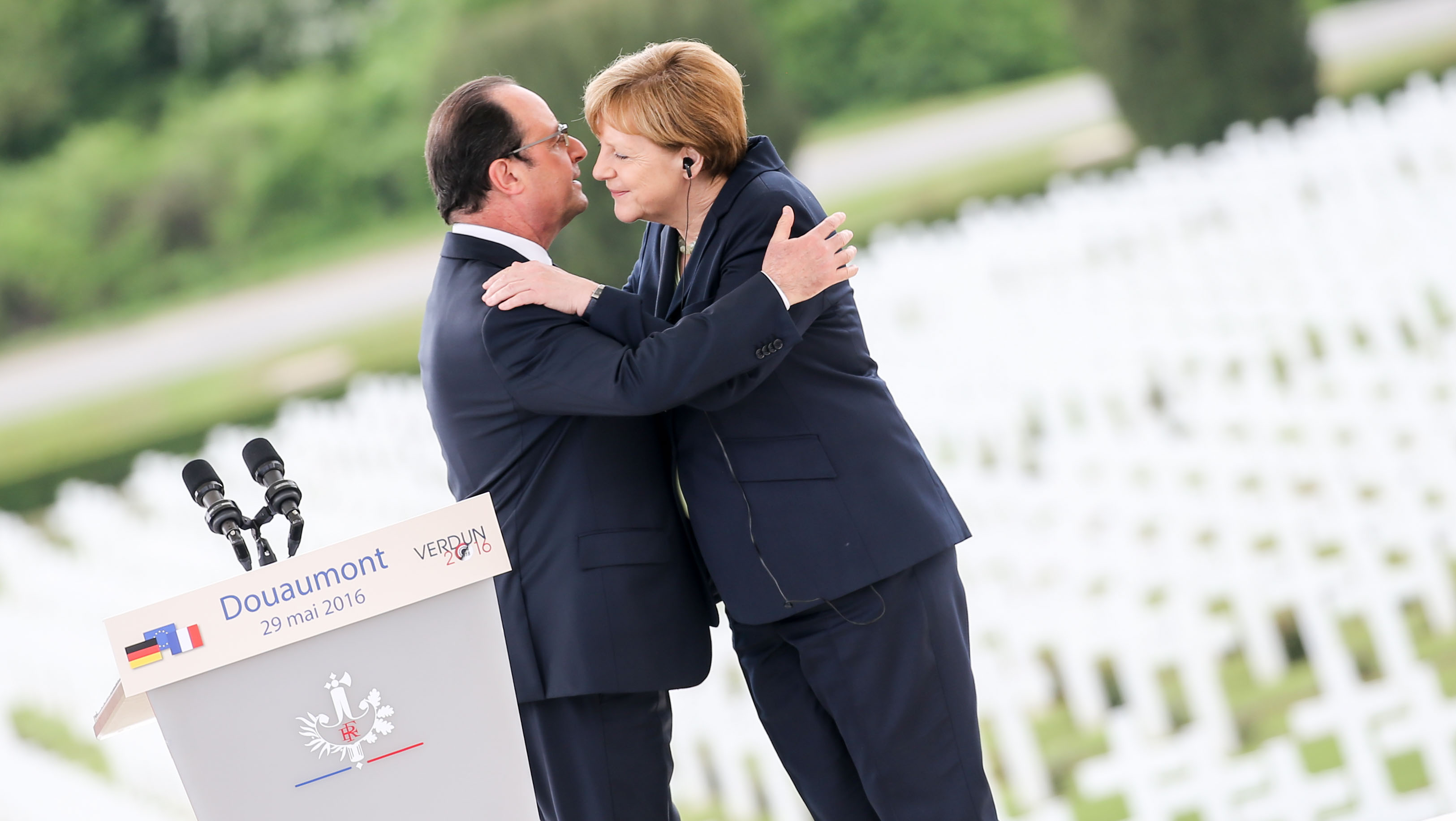 Merkel és Hollande 300 ezer halott csontjai felett: Vérszivattyú vagy EU