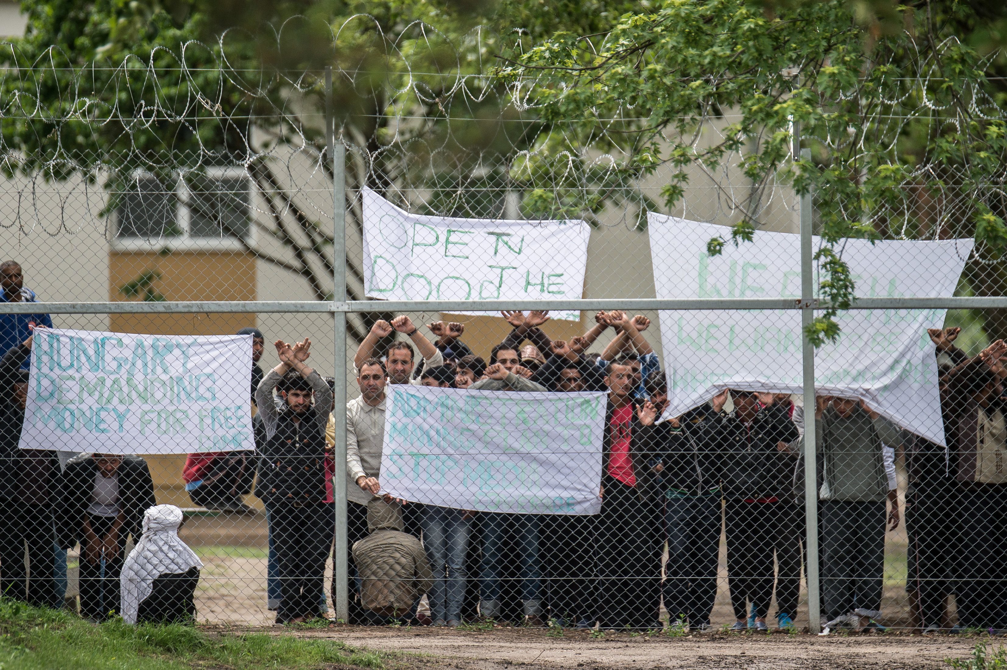 Újra tüntetnek a menekültek Kiskunhalason