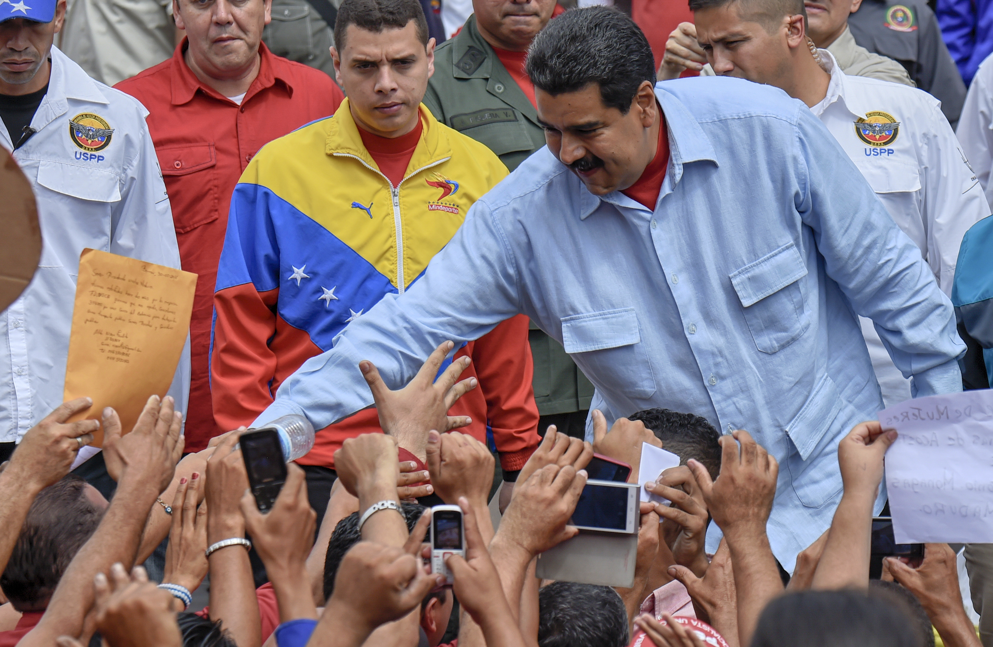 Venezuelában csak a kormánypárti éhezők kapnak ételsegélyt