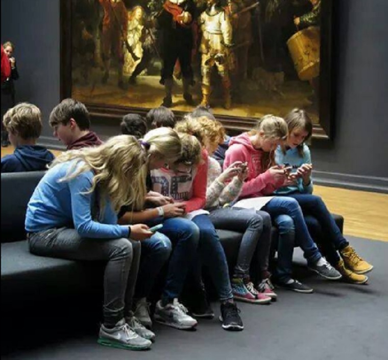 Úristen, ezek a lányok ülnek Rembrandt egyik legszebb képe előtt, és a mobiljaikat nyomkodják